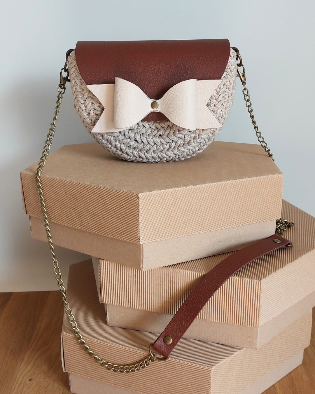 TOREBKA MIA KOKARDA SKÓRA NATURALNA CIEMNY BRĄZ/JASNY BEŻ SZNUREK IVORY– PASEK Z ŁAŃCUSZKIEM - obrazek 5
