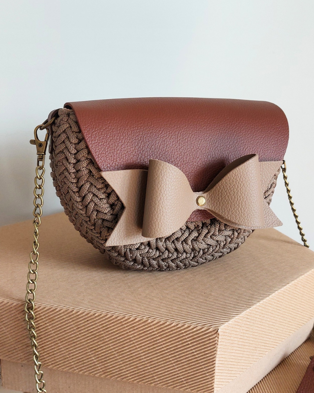 TOREBKA MIA KOKARDA SKÓRA NATURALNA CIEMNY BRĄZ/ KAWA SZNUREK KAWA – PASEK Z ŁAŃCUSZKIEM - obrazek 2