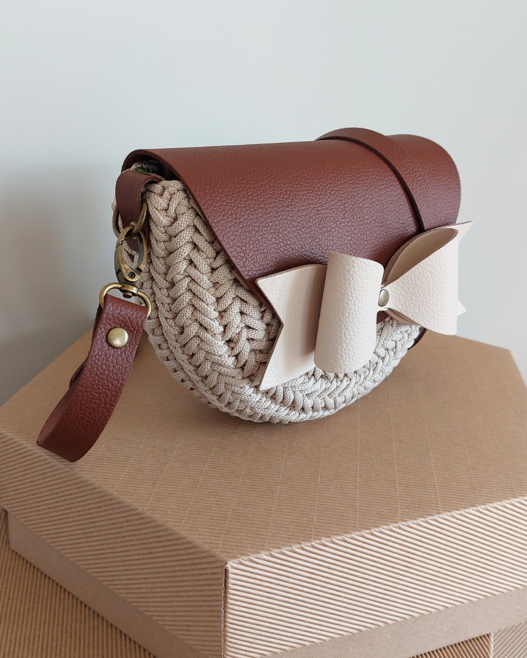 TOREBKA MIA KOKARDKA SKÓRA NATURALNA CIEMNY BRĄZ/JASNY BEŻ SZNUREK IVORY – PASEK REGULOWANY - obrazek 2