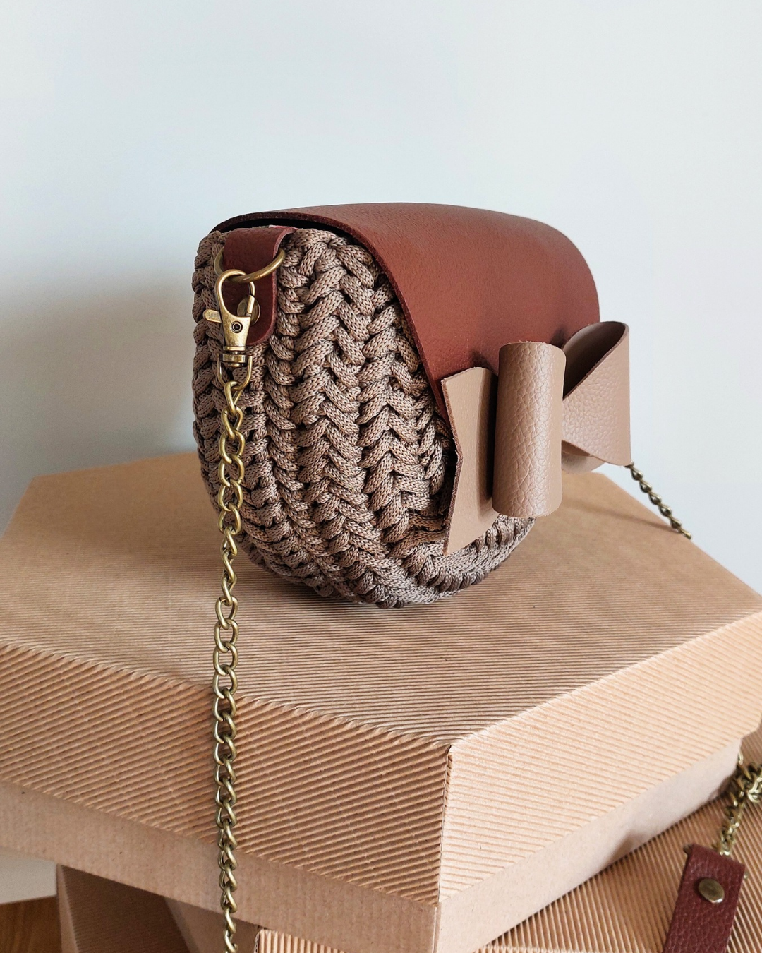 TOREBKA MIA KOKARDA SKÓRA NATURALNA CIEMNY BRĄZ/ KAWA SZNUREK KAWA – PASEK Z ŁAŃCUSZKIEM - obrazek 3