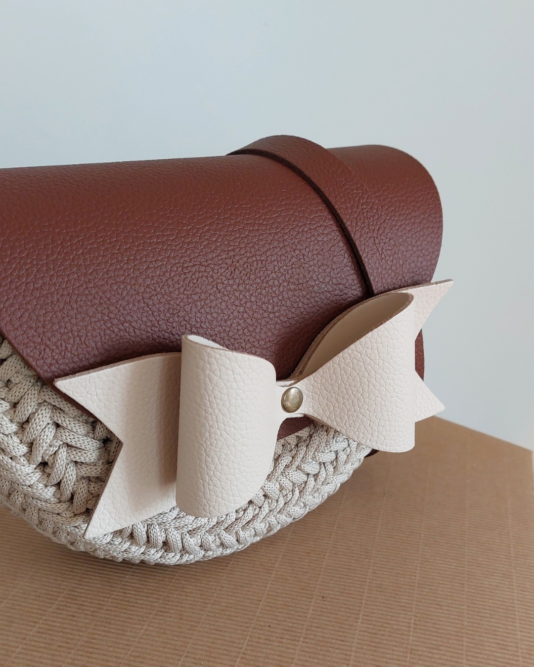 TOREBKA MIA KOKARDKA SKÓRA NATURALNA CIEMNY BRĄZ/JASNY BEŻ SZNUREK IVORY – PASEK REGULOWANY - obrazek 3