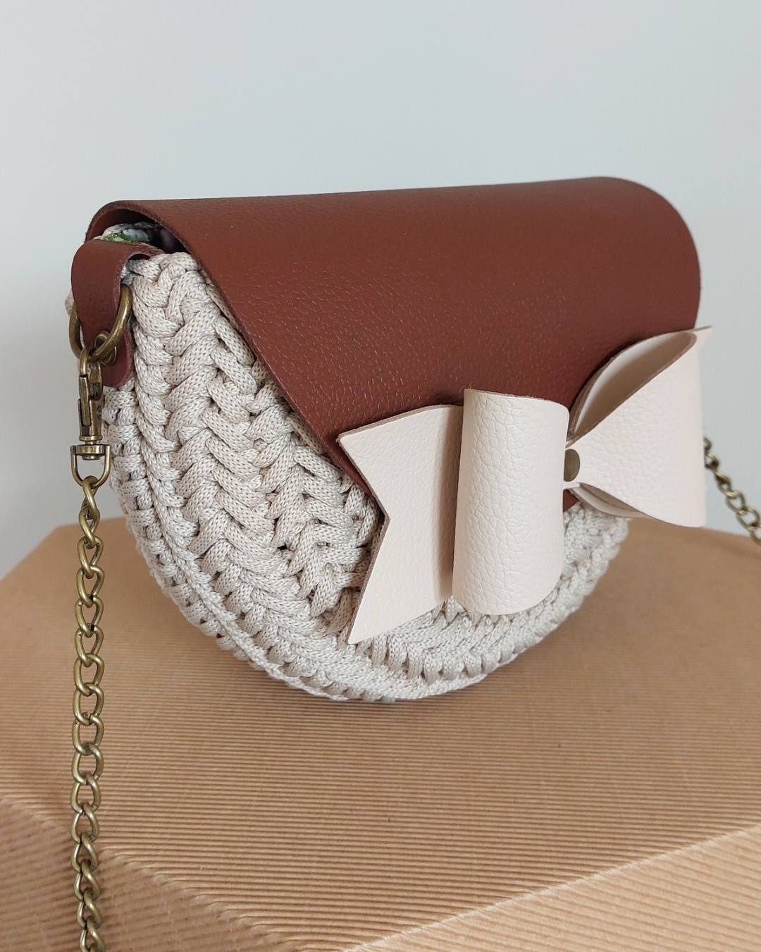 TOREBKA MIA KOKARDA SKÓRA NATURALNA CIEMNY BRĄZ/JASNY BEŻ SZNUREK IVORY– PASEK Z ŁAŃCUSZKIEM - obrazek 2