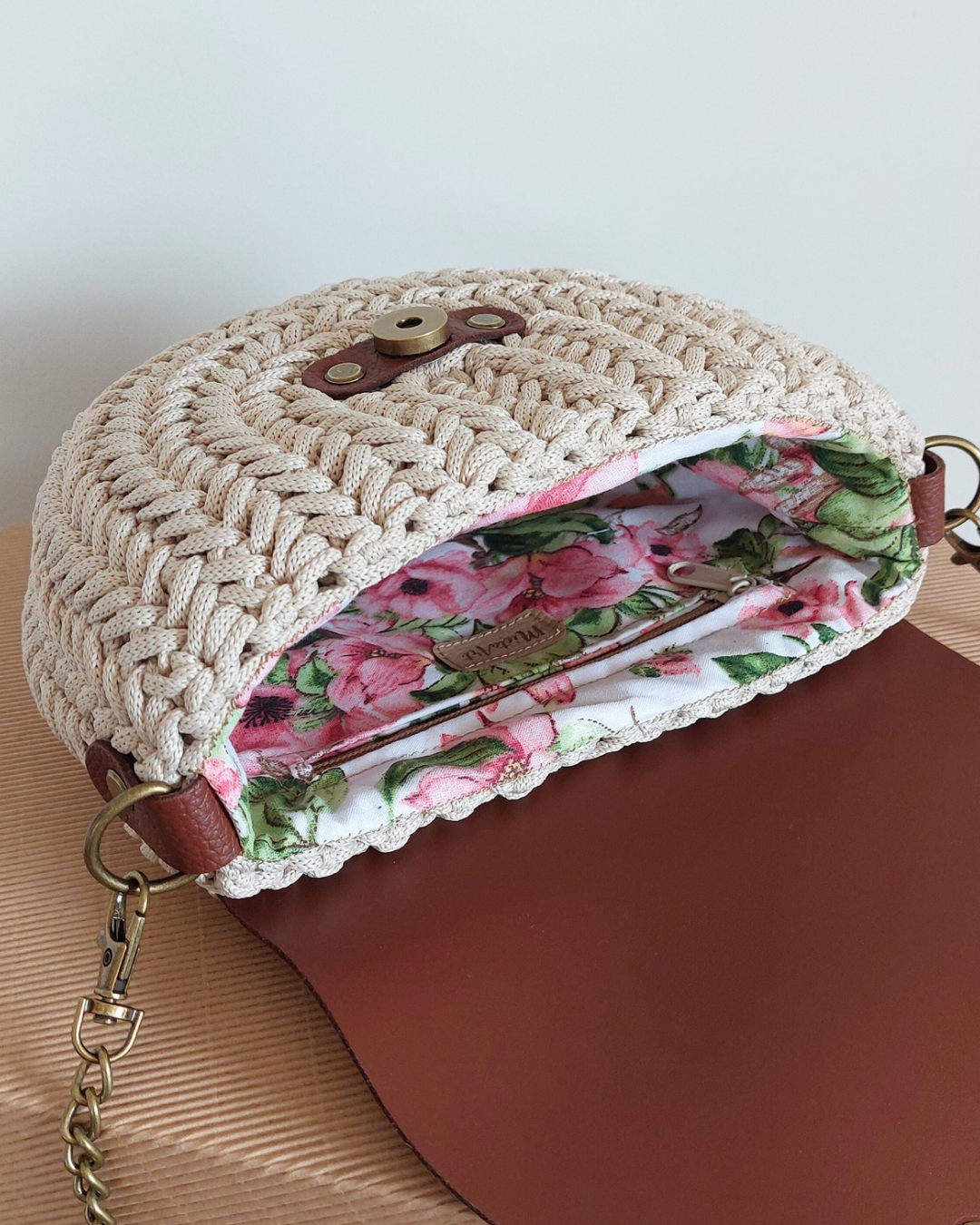 TOREBKA MIA KOKARDA SKÓRA NATURALNA CIEMNY BRĄZ/JASNY BEŻ SZNUREK IVORY– PASEK Z ŁAŃCUSZKIEM - obrazek 3