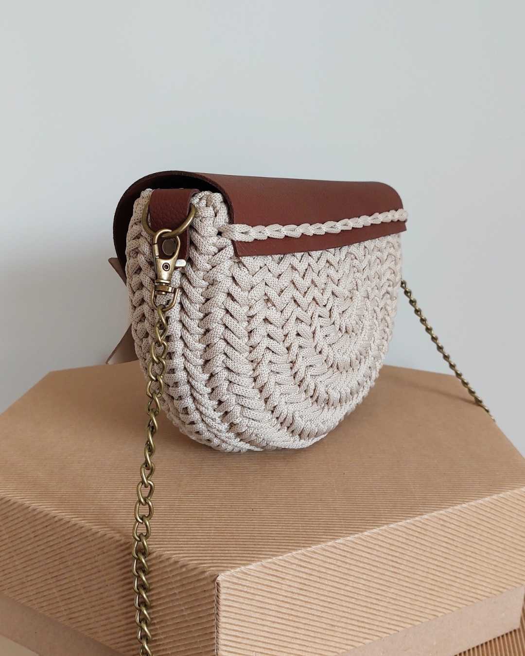 TOREBKA MIA KOKARDA SKÓRA NATURALNA CIEMNY BRĄZ/JASNY BEŻ SZNUREK IVORY– PASEK Z ŁAŃCUSZKIEM - obrazek 4