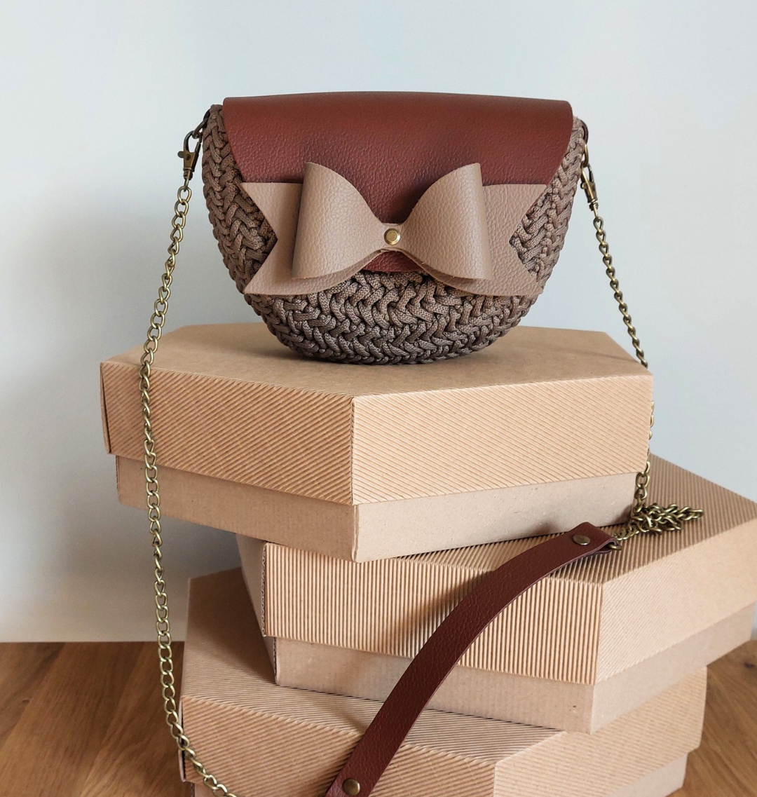 TOREBKA MIA KOKARDA SKÓRA NATURALNA CIEMNY BRĄZ/ KAWA SZNUREK KAWA – PASEK Z ŁAŃCUSZKIEM