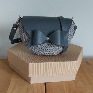 TOREBKA MIA KOKARDKA SKÓRA NATURALNA GRAFIT SZNUREK POPIELATY – PASEK REGULOWANY