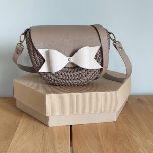 TOREBKA MIA KOKARDKA SKÓRA NATURALNA KAWA/JASNY BEŻ SZNUREK KAWA – PASEK REGULOWANY