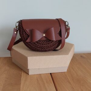 TOREBKA MIA KOKARDKA SKÓRA NATURALNA CIEMNY BRĄZ SZNUREK MLECZNA CZEKOLADA – PASEK REGULOWANY