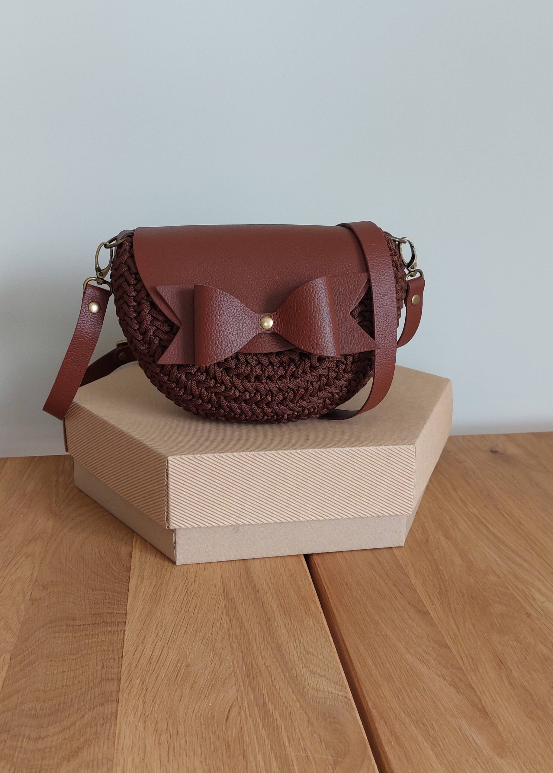 TOREBKA MIA KOKARDKA SKÓRA NATURALNA CIEMNY BRĄZ SZNUREK MLECZNA CZEKOLADA – PASEK REGULOWANY