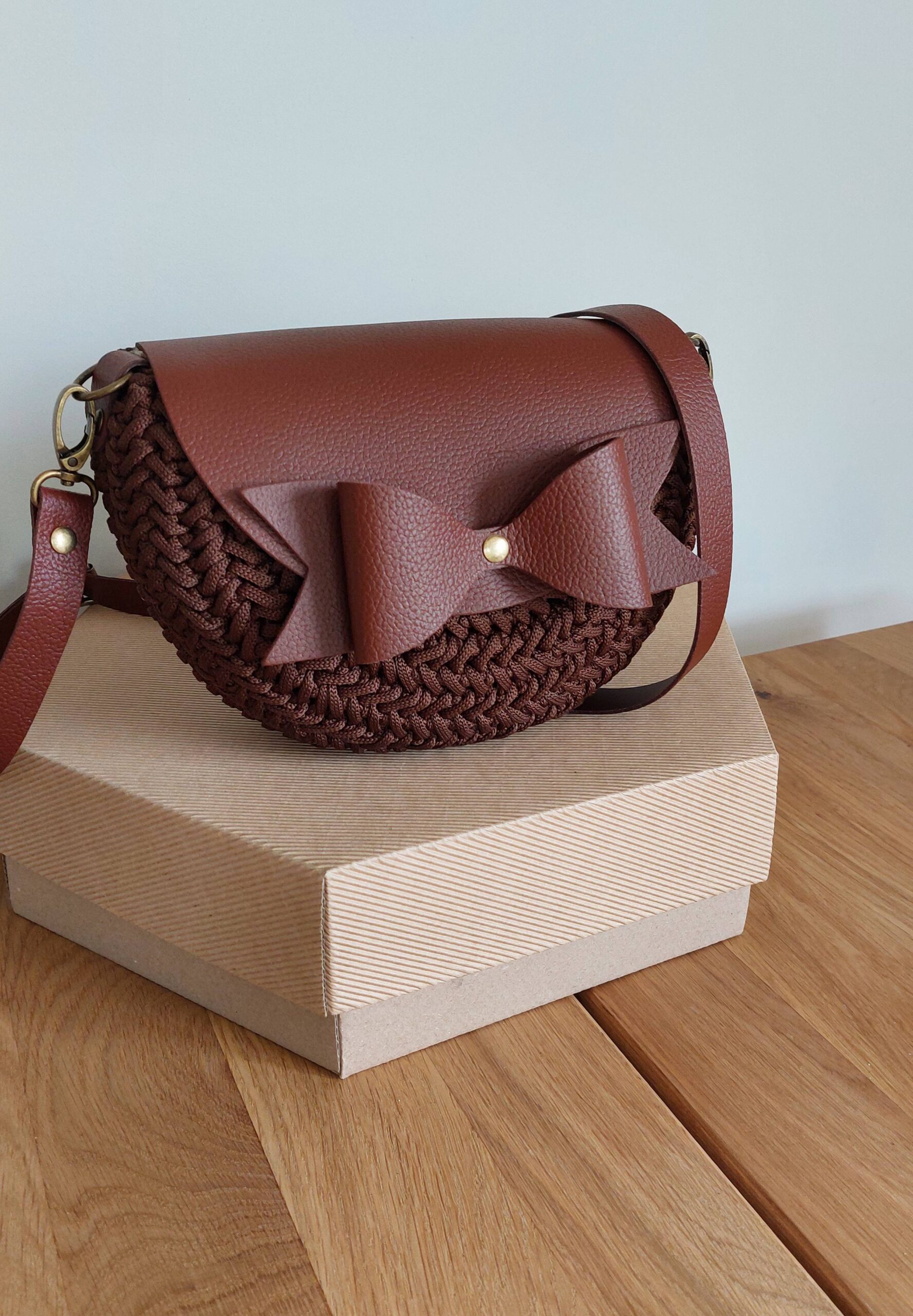 TOREBKA MIA KOKARDKA SKÓRA NATURALNA CIEMNY BRĄZ SZNUREK MLECZNA CZEKOLADA – PASEK REGULOWANY - obrazek 2