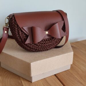 TOREBKA MIA KOKARDKA SKÓRA NATURALNA CIEMNY BRĄZ SZNUREK MLECZNA CZEKOLADA – PASEK REGULOWANY