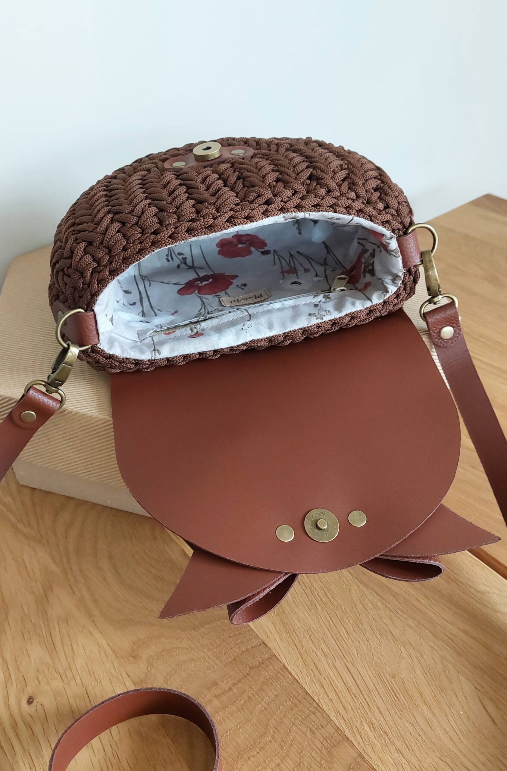 TOREBKA MIA KOKARDKA SKÓRA NATURALNA CIEMNY BRĄZ SZNUREK MLECZNA CZEKOLADA – PASEK REGULOWANY - obrazek 3