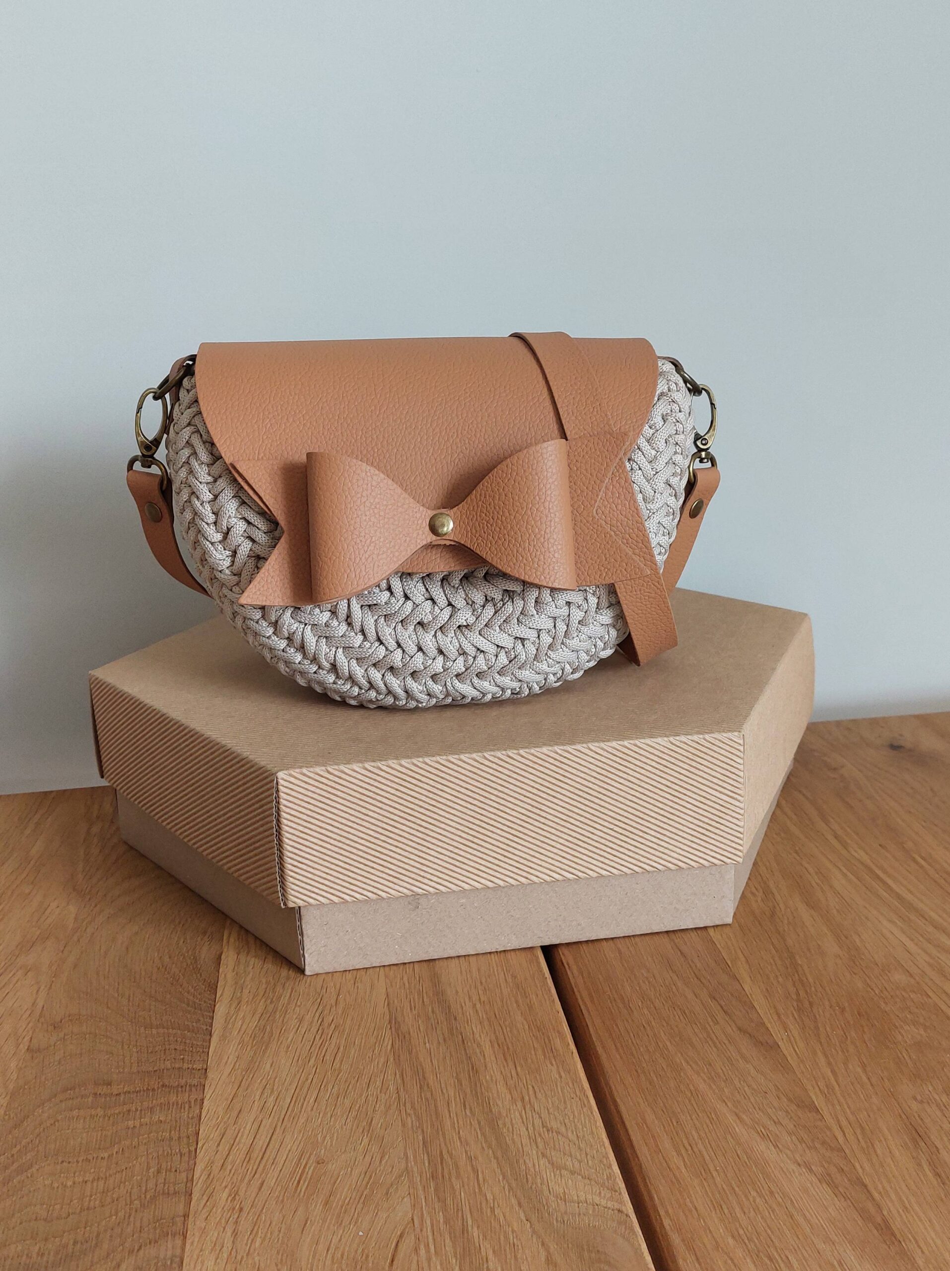 TOREBKA MIA KOKARDKA SKÓRA NATURALNA BISZKOPT SZNUREK IVORY – PASEK REGULOWANY