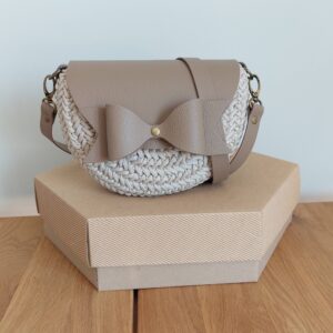 TOREBKA SZYDEŁKOWA MIA Z KOKARDKĄ ZE SZNURKA SKÓRA NATURALNA - KREM/KAWA